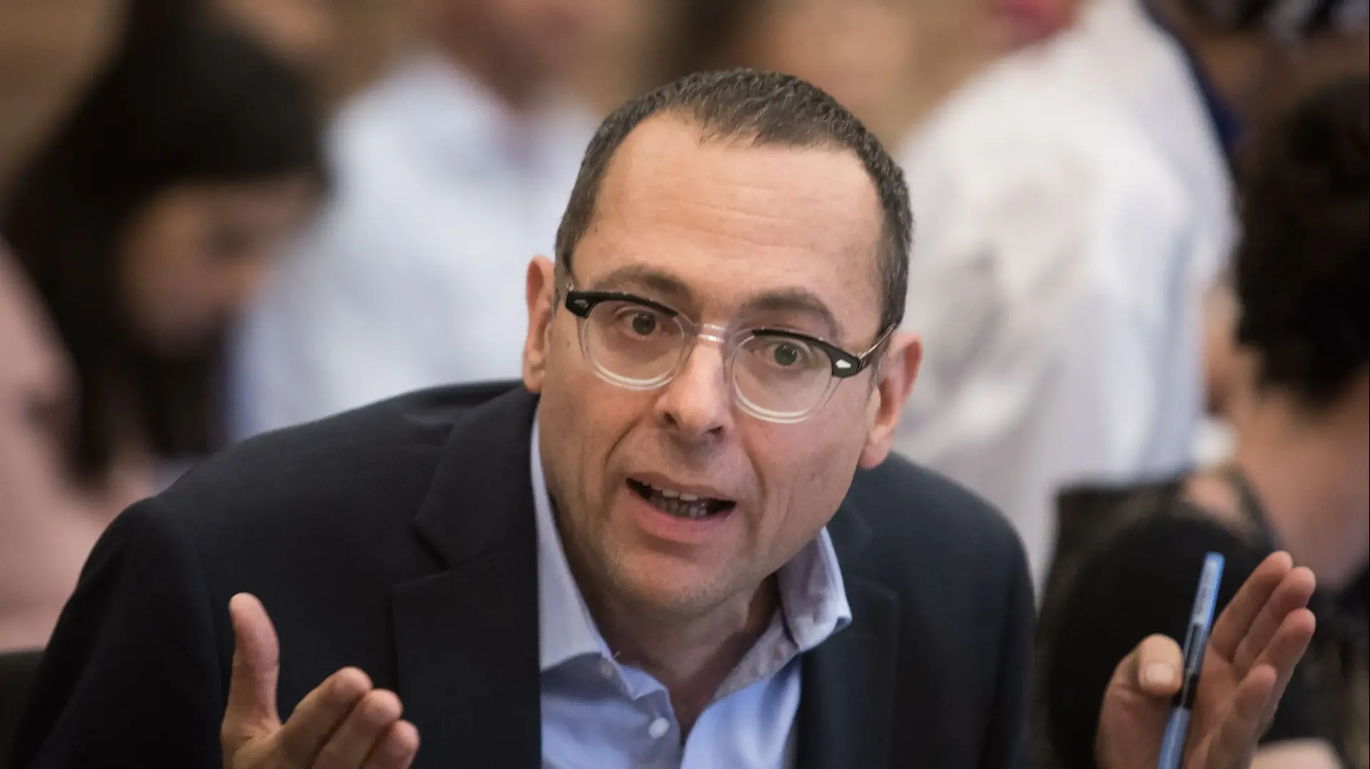 צבי האוזר (כחול לבן) במהלך דיון בועדת הכנסת 20 במאי 2019 צבי האוזר (כחול לבן) במהלך דיון בועדת הכנסת 20 במאי 2019