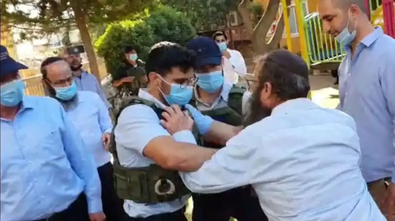 עימות בין מאבטחי השר רפי פרץ ופעיל הימין הקיצוני ברוך מרזל, חברון, 30 ביוני 2020 עימות בין מאבטחי השר רפי פרץ ופעיל הימין הקיצוני ברוך מרזל, חברון, 30 ביוני 2020