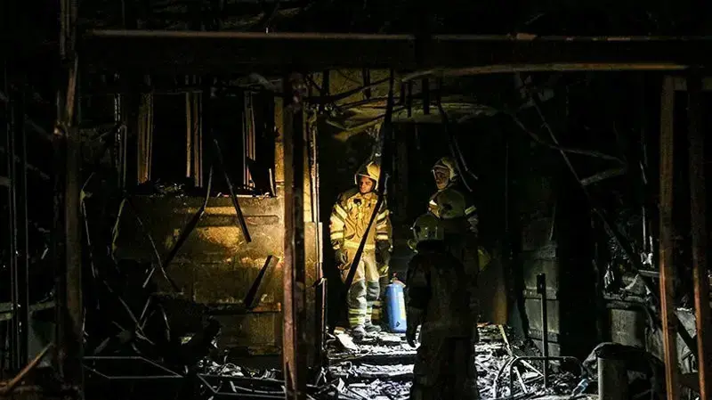 כבאים בוחנים את נזקי הפיצוץ שאירע במרפאה בטהראן, איראן 30 ביוני 2020 כבאים בוחנים את נזקי הפיצוץ שאירע במרפאה בטהראן, איראן 30 ביוני 2020
