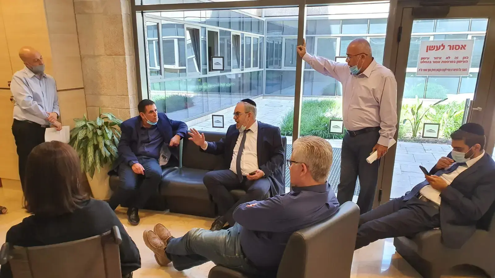 יו"ר ועדת החוקה ח"כ יעקב אשר מנהל דיונים עם ח"כים מהאופוזיציה על גובה הקנס בגין אי-עטיית מסיכה, 1 ביולי 2020 יו"ר ועדת החוקה ח"כ יעקב אשר מנהל דיונים עם ח"כים מהאופוזיציה על גובה הקנס בגין אי-עטיית מסיכה, 1 ביולי 2020