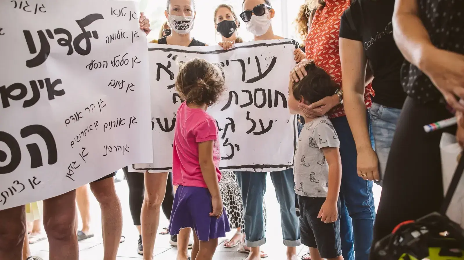 הורים מוחים מול בניין עיריית תל אביב על הכאוס בתוכנית בית הספר של החופש הגדול בגני הילדים בתל אביב הורים מוחים מול בניין עיריית תל אביב על הכאוס בתוכנית בית הספר של החופש הגדול בגני הילדים בתל אביב