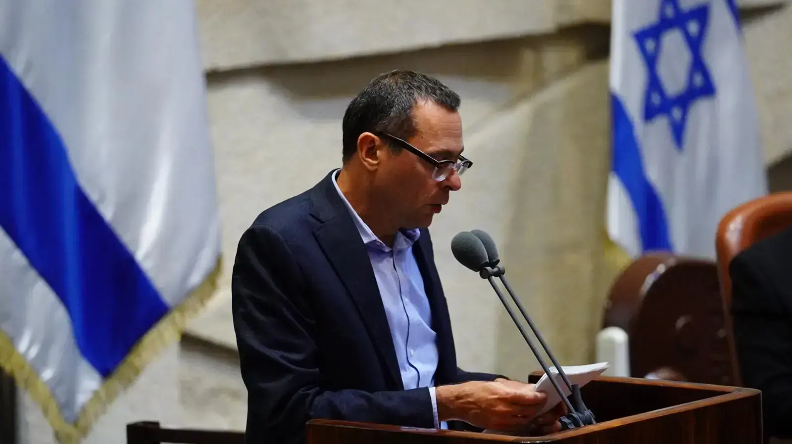 צביקה האוזר במליאת הכנסת, בהצבעה על חוק איכוני שב"כ. 1 ביולי 2020 צביקה האוזר במליאת הכנסת, בהצבעה על חוק איכוני שב"כ. 1 ביולי 2020