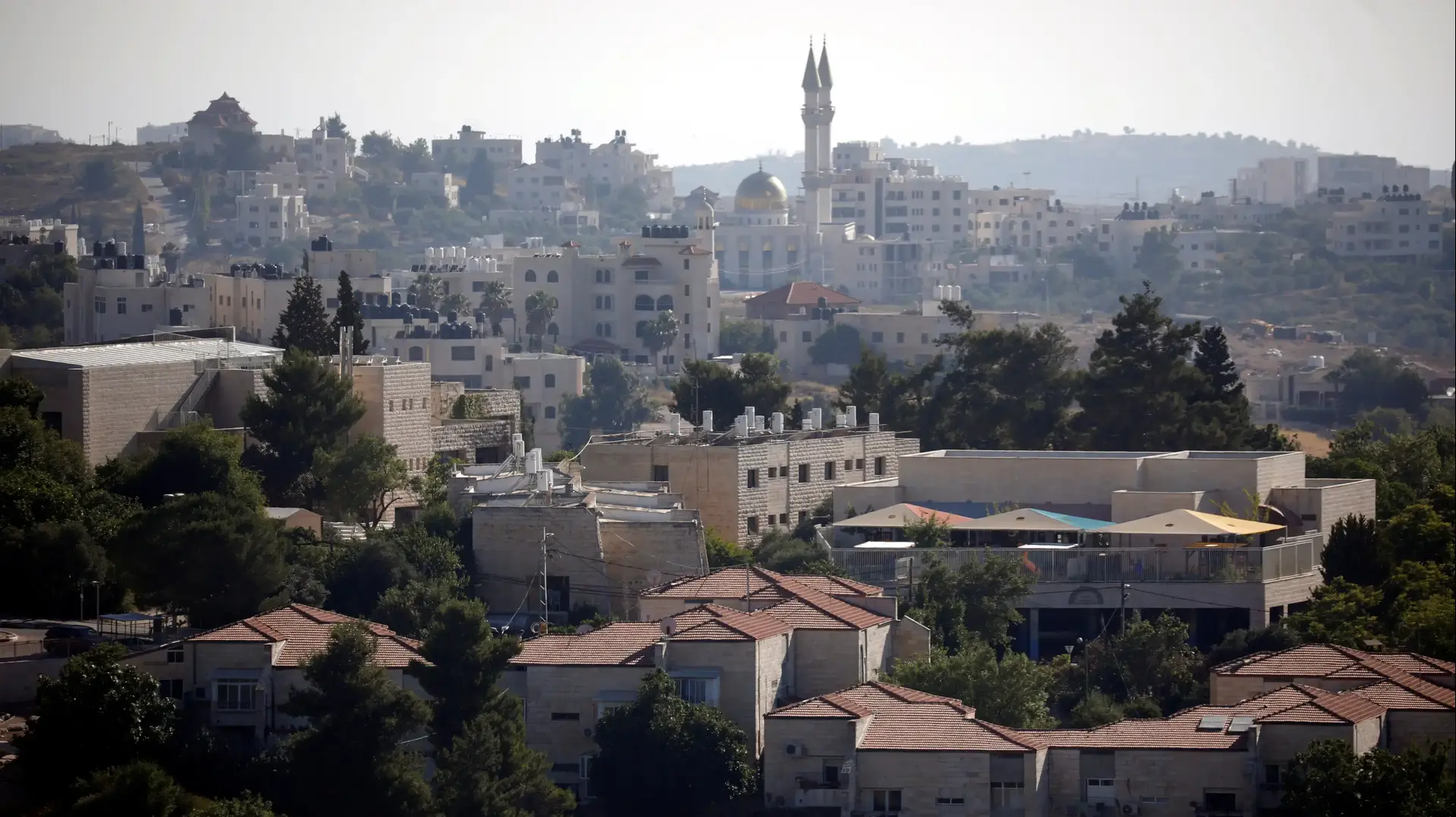 ההתנחלות בית אל ברקע העיר הפלסטינית רמאללה ההתנחלות בית אל ברקע העיר הפלסטינית רמאללה