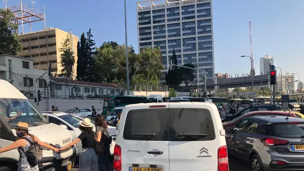 עשרות עובדות סוציאליות חוסמות את
צומת עזריאלי בתל אביב 2 ביולי 2020 עשרות עובדות סוציאליות חוסמות את
צומת עזריאלי בתל אביב 2 ביולי 2020