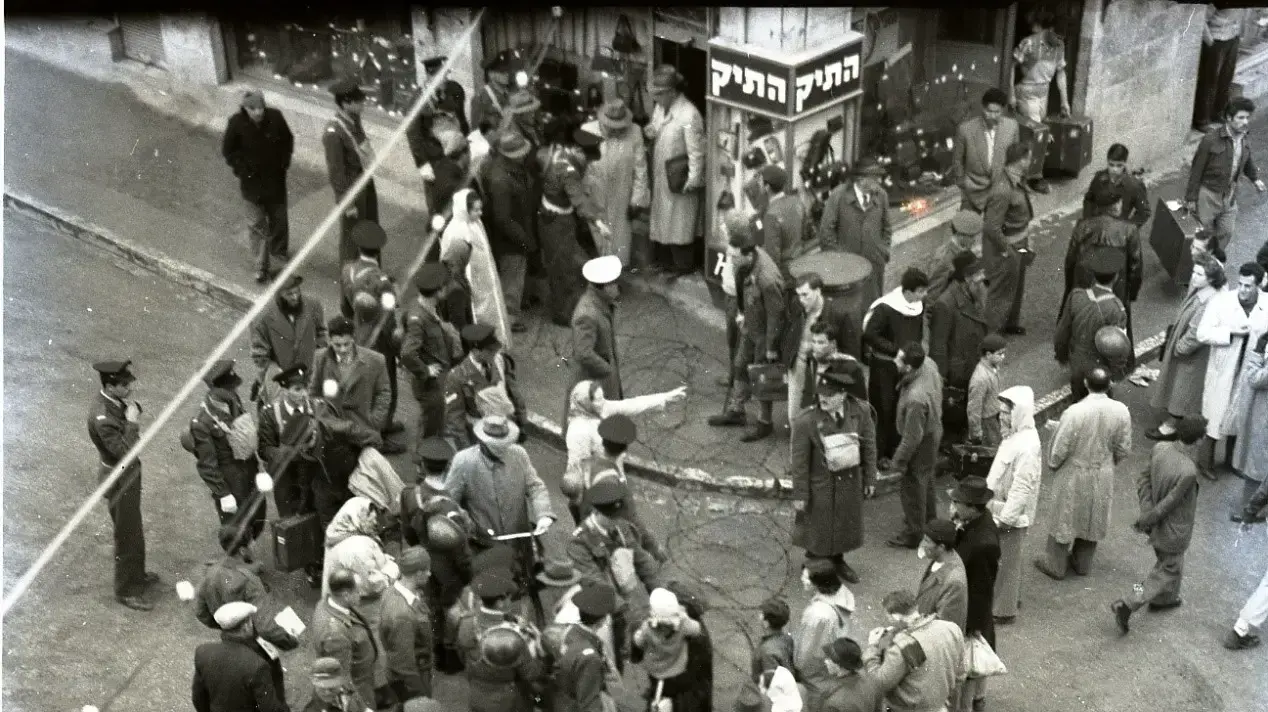 1952, שוטרים מניחים מחסום לפני הכנסת, לפני ההפגנה נגד הסכם השילומים 1952, שוטרים מניחים מחסום לפני הכנסת, לפני ההפגנה נגד הסכם השילומים