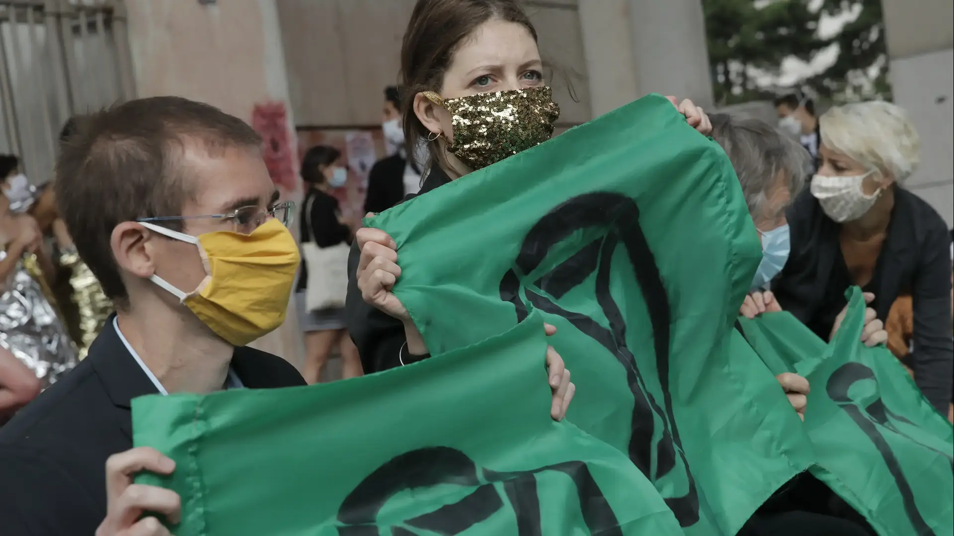 פעילי סביבה מפגינים מחוץ למשרד האוצר של צרפת בפריז, 30 ביוני 2020 פעילי סביבה מפגינים מחוץ למשרד האוצר של צרפת בפריז, 30 ביוני 2020