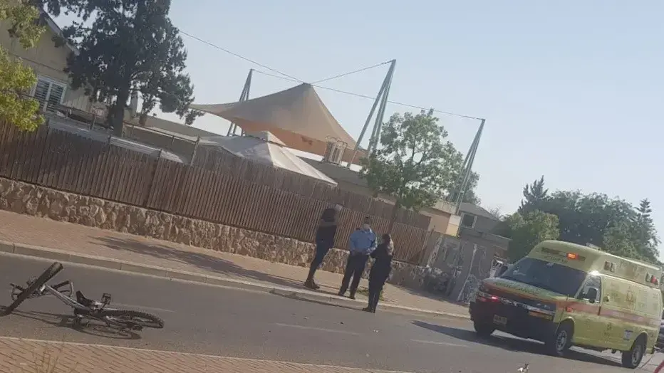 זירת תאונת פגע וברח בערד בה רוכב אופניים נפגע ממכונית ונהרג ב-3 ביולי 2020 זירת תאונת פגע וברח בערד בה רוכב אופניים נפגע ממכונית ונהרג ב-3 ביולי 2020