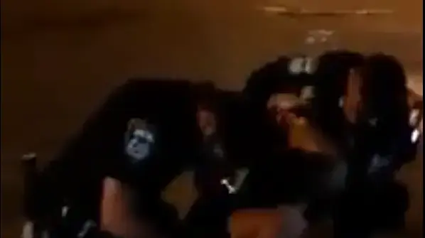 תיעוד של שוטרים עוצרים באלימות צעיר שהסתובב ללא מסיכה בחולון. 06 ביולי 2020