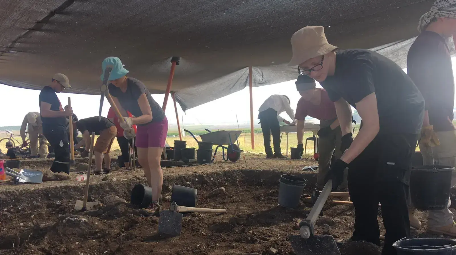 חפירות במחנה הליגיו חפירות במחנה הליגיו