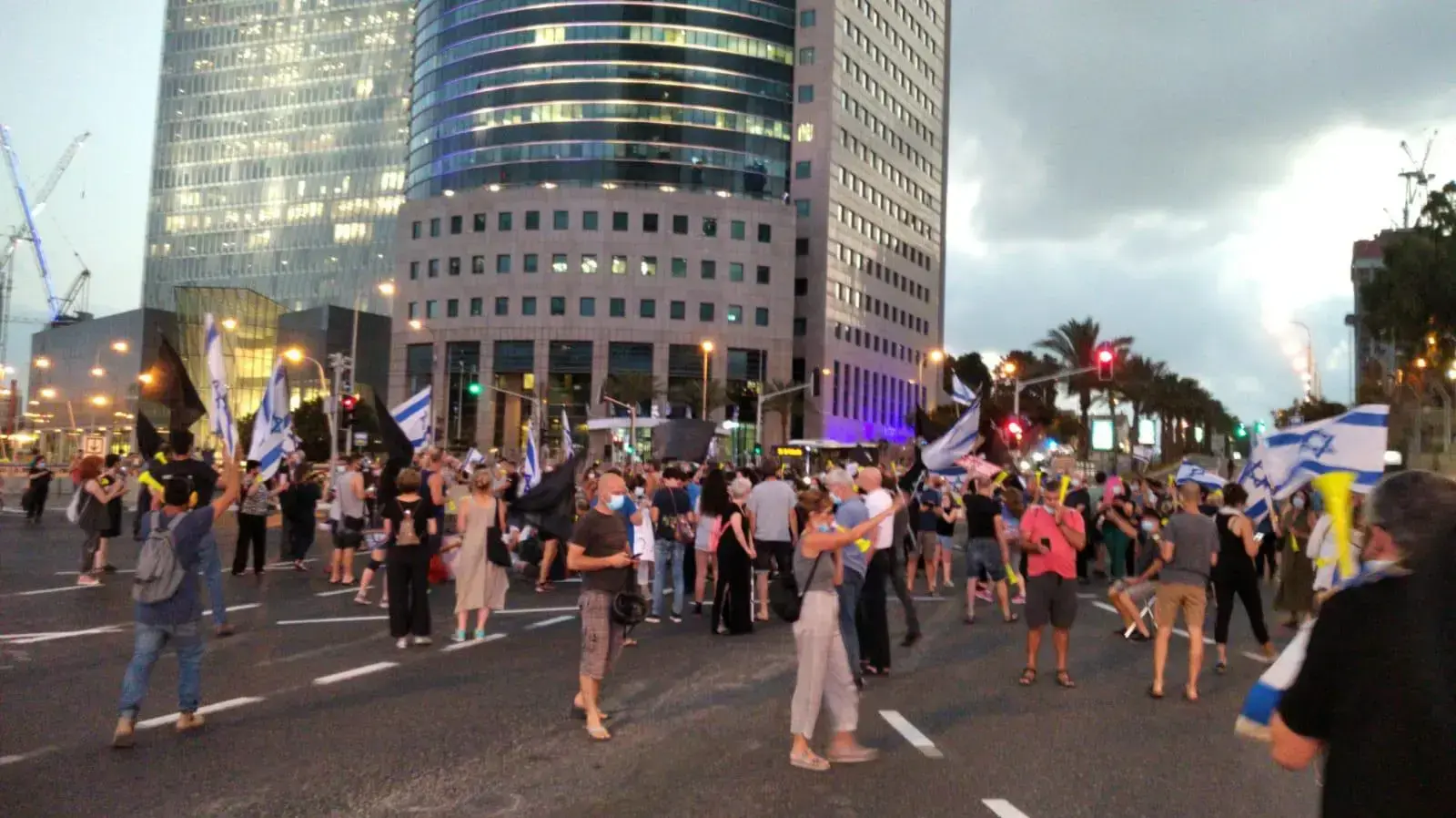 הפגנה נגד החוק לצמצום פיקוח הכנסת על הקורונה בצומת עזריאלי בתל אביב, 6 ביולי 2020 הפגנה נגד החוק לצמצום פיקוח הכנסת על הקורונה בצומת עזריאלי בתל אביב, 6 ביולי 2020