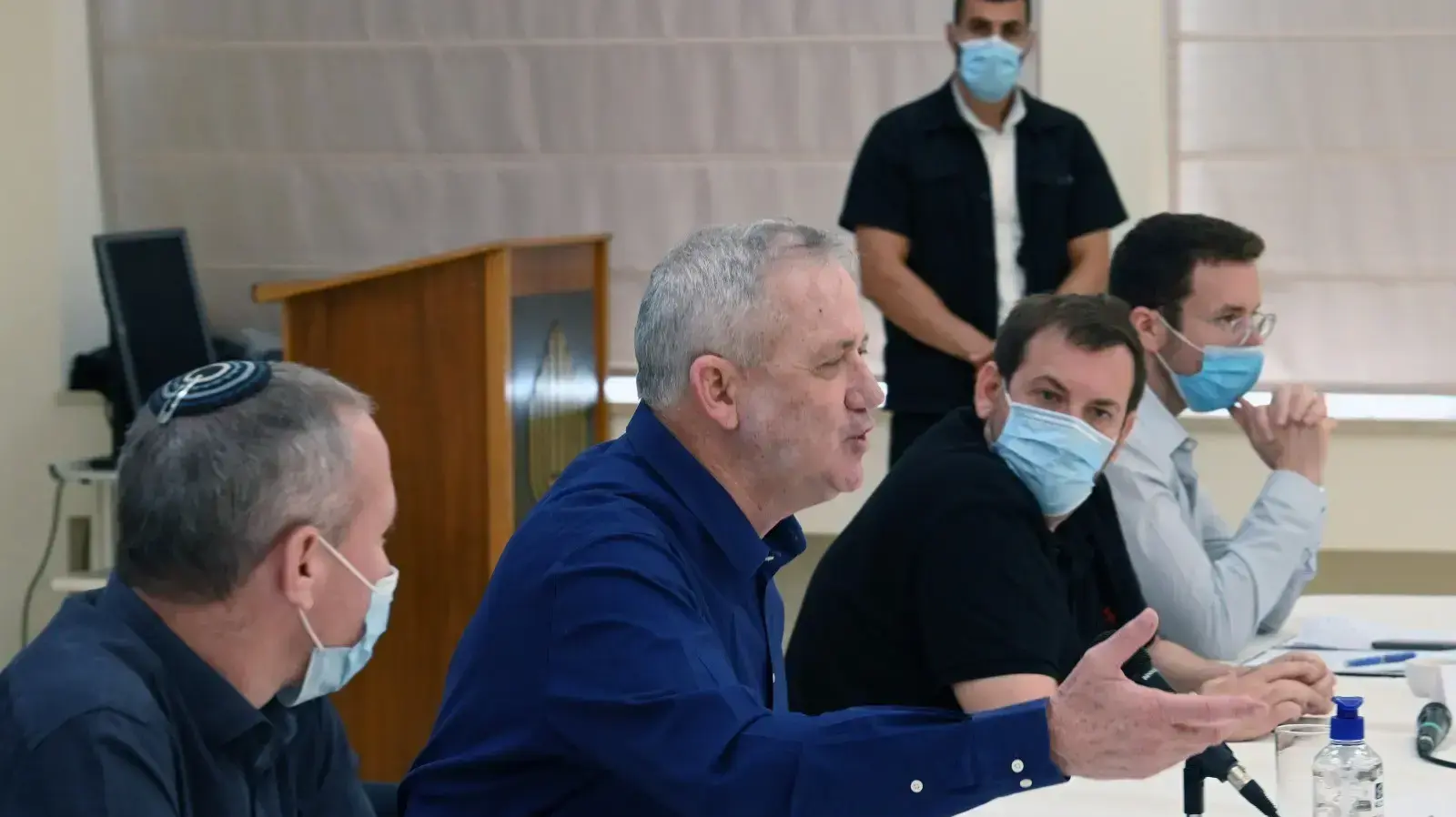 שר הביטחון וראש הממשלה החליפי בני גנץ במהלך פגישה עם העצמאים 7 ביולי 2020 שר הביטחון וראש הממשלה החליפי בני גנץ במהלך פגישה עם העצמאים 7 ביולי 2020