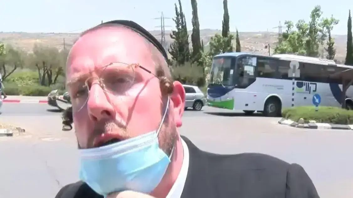 תושב ביתר עלית, חונה דייטש לאחר החלת הסגר על ביתר עילית 8 ביולי 2020 תושב ביתר עלית, חונה דייטש לאחר החלת הסגר על ביתר עילית 8 ביולי 2020