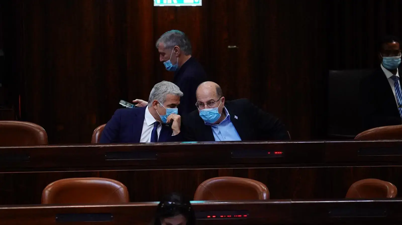 יאיר לפיד ומשה בוגי יעלון בדיון במליאת הכנסת, 8 ביולי 2020 יאיר לפיד ומשה בוגי יעלון בדיון במליאת הכנסת, 8 ביולי 2020