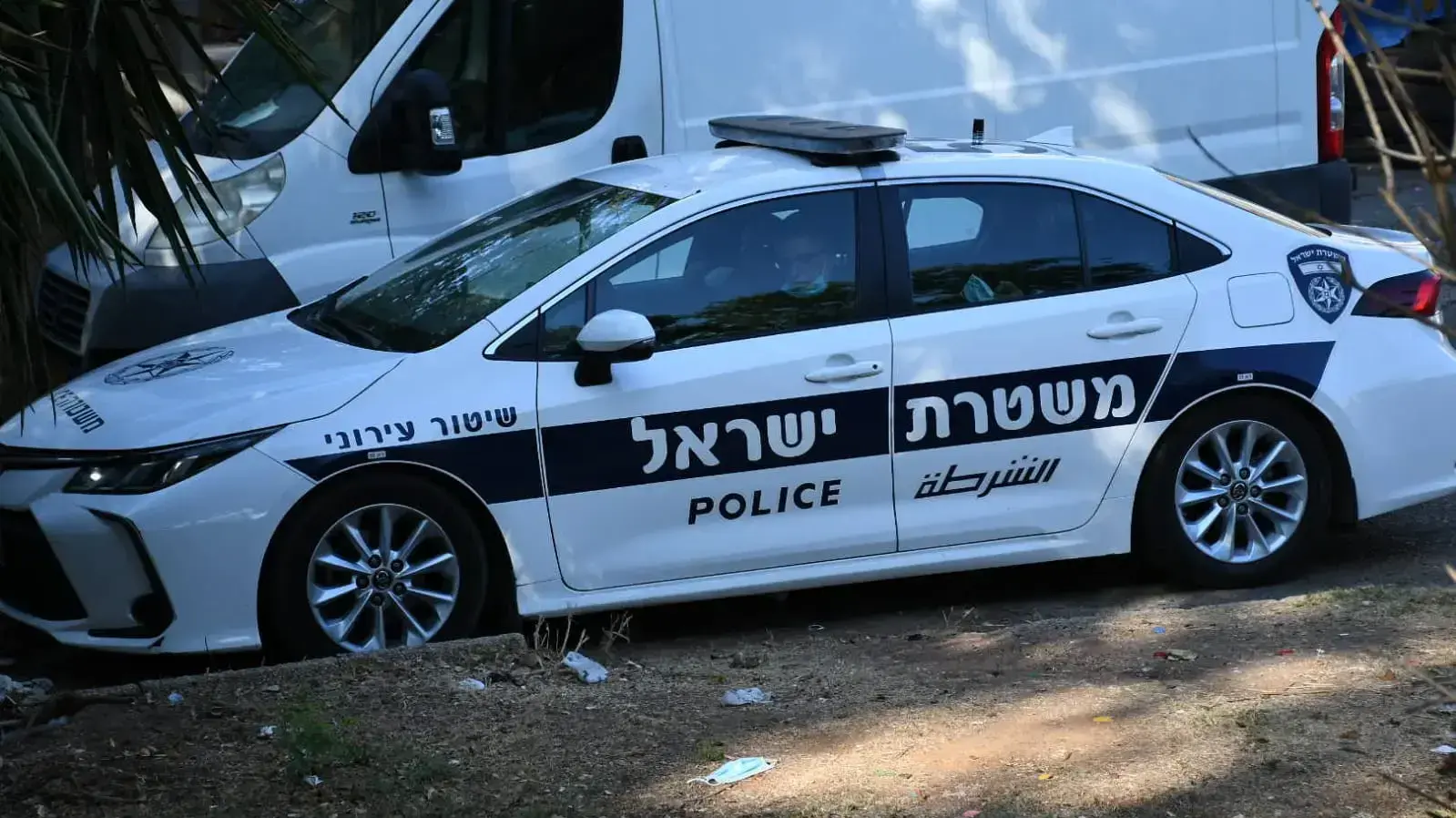 ניידת משטרה, מיכל רנד מפגינה מול ביתה של צופית גרנט בתל אביב ניידת משטרה, מיכל רנד מפגינה מול ביתה של צופית גרנט בתל אביב