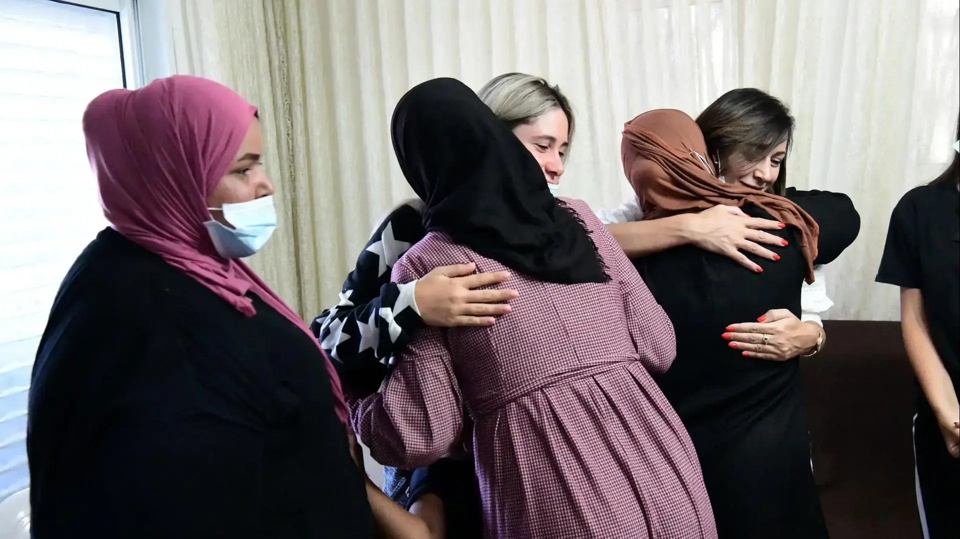 מפגש משפחת בן זיקרי עם בני המשפחה שאת ילדיה הציל כשטבע למוות, אשקלון, 7 ביולי 2020 מפגש משפחת בן זיקרי עם בני המשפחה שאת ילדיה הציל כשטבע למוות, אשקלון, 7 ביולי 2020