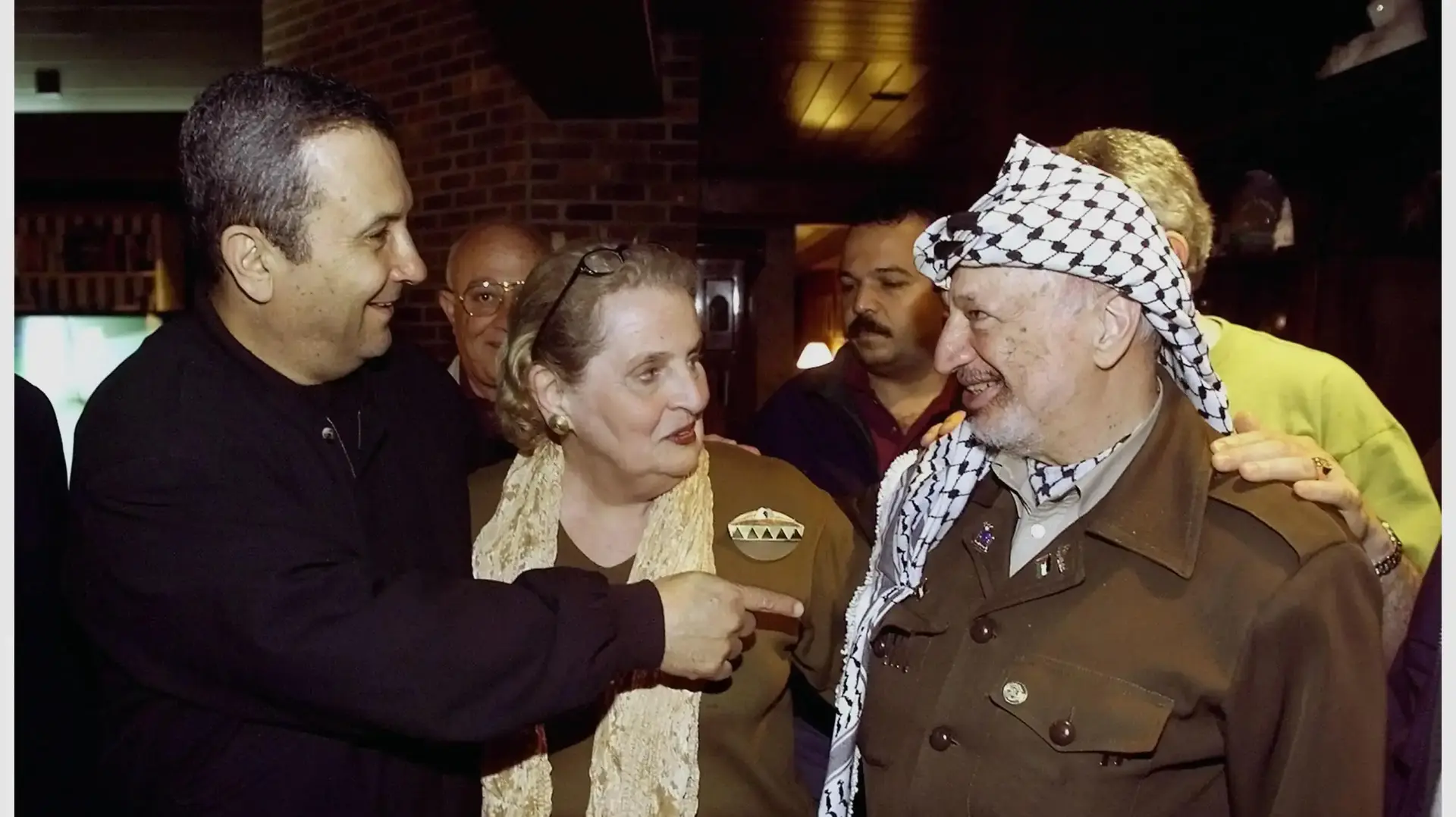 שיחה בין ראש הממשלה אהוד ברק (משמאל) ליו"ר הרשות הפלשתינית יאסר עראפת ומזכירת המדינה מדלן אולברייט, במהלך פיסגת "קמפדיוויד" בארה"ב, לשיחות על הסדר כולל בין ישראל לפלשתינים.
שיחה בין ראש הממשלה אהוד ברק (משמאל) ליו"ר הרשות הפלשתינית יאסר עראפת ומזכירת המדינה מדלן אולברייט, במהלך פיסגת "קמפדיוויד" בארה"ב, לשיחות על הסדר כולל בין ישראל לפלשתינים.