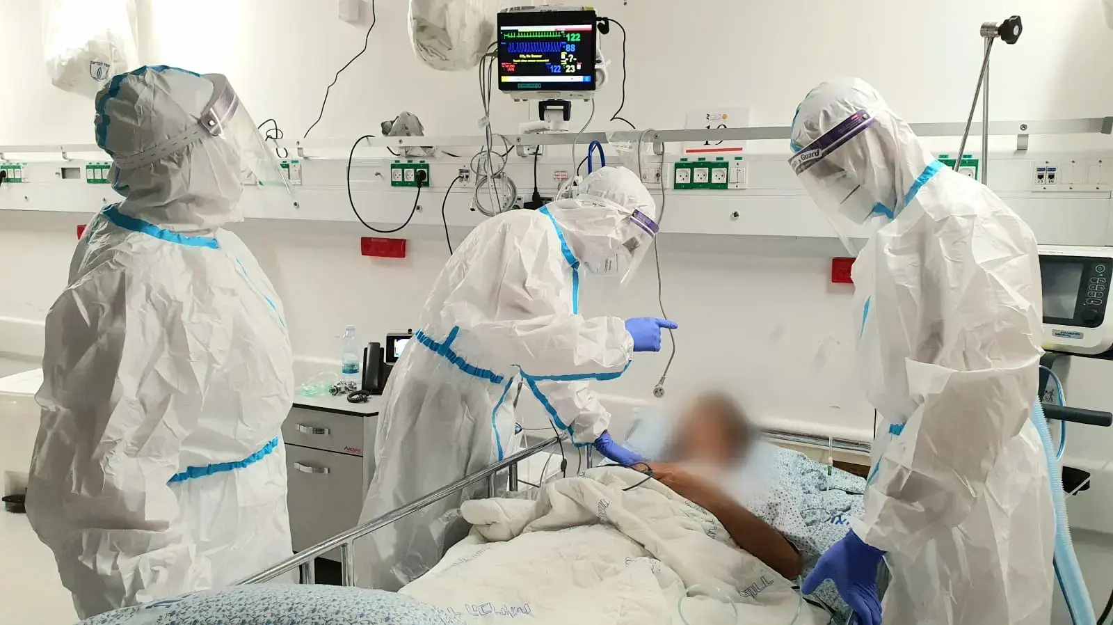 טיפול בחולה במחלקת התפרצות לחולי קורונה במרכז הרפואי זיו טיפול בחולה במחלקת התפרצות לחולי קורונה במרכז הרפואי זיו