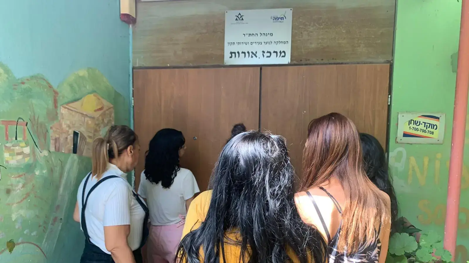 נערות בסיכון מחוץ למרכז ״אורות״ שנסגר 9 ביולי 2020 נערות בסיכון מחוץ למרכז ״אורות״ שנסגר 9 ביולי 2020