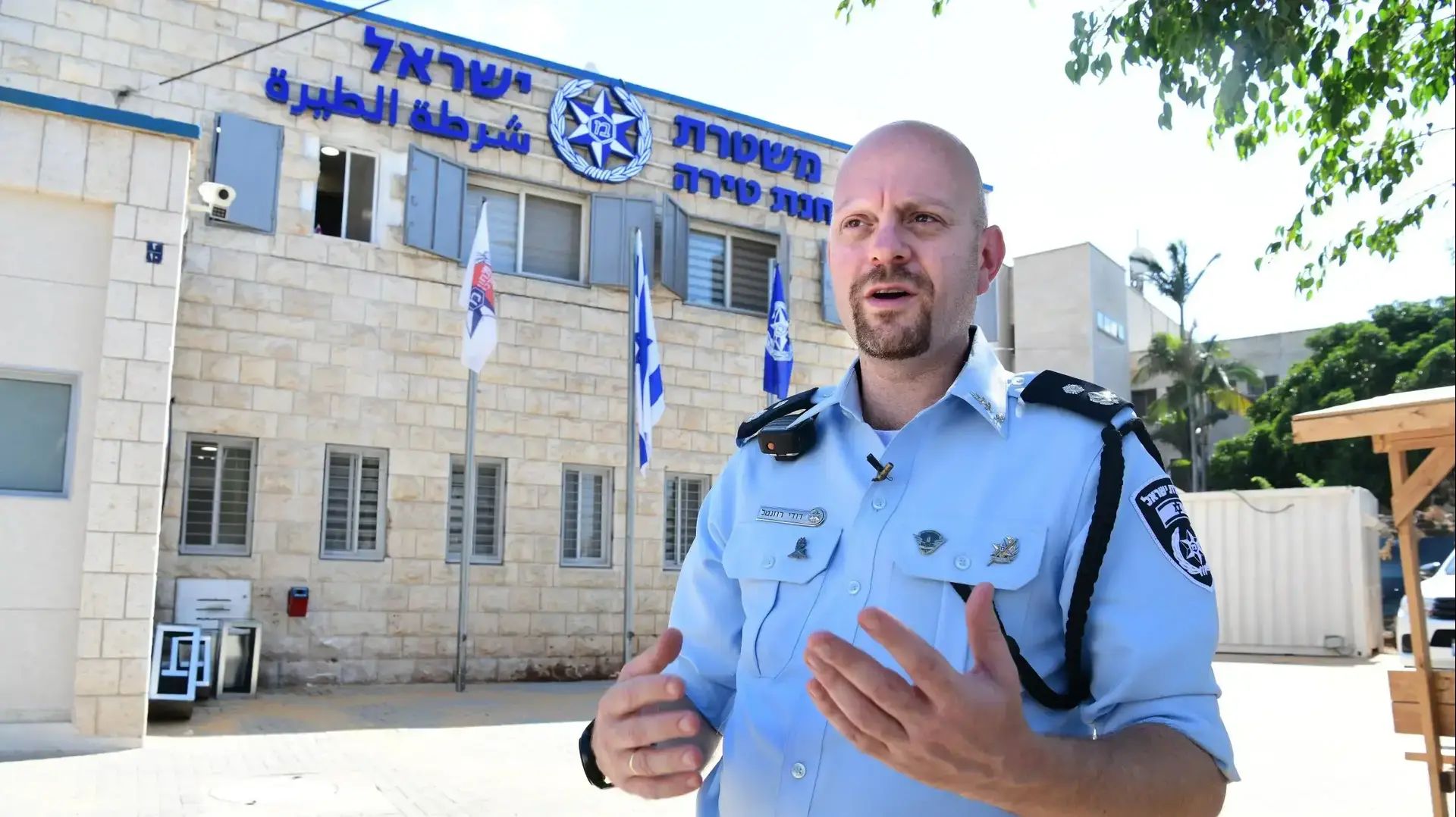 סגן-ניצב, שמוליק רוזנטל מחוץ לתחנת משטרת טירה 9 ביולי 2020 סגן-ניצב, שמוליק רוזנטל מחוץ לתחנת משטרת טירה 9 ביולי 2020