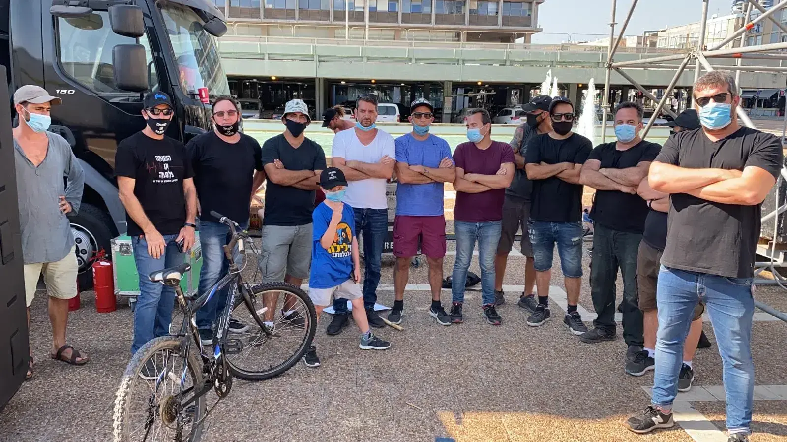 העצמאים נערכים להפגנה בכיכר רבין, 10 ביולי 2020 העצמאים נערכים להפגנה בכיכר רבין, 10 ביולי 2020