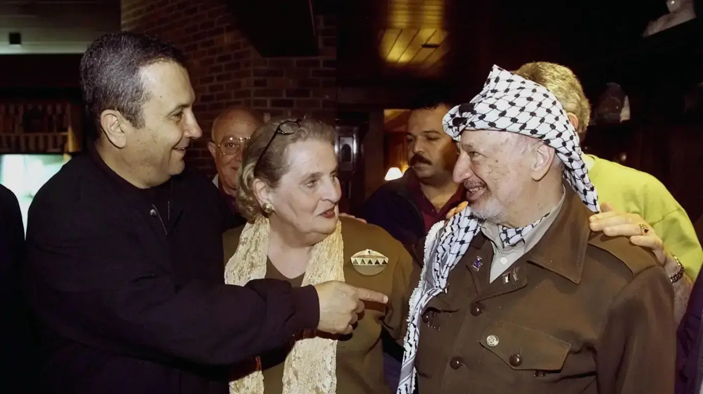 שיחה בין ראש הממשלה אהוד ברק (משמאל) ליו"ר הרשות הפלשתינית יאסר עראפת ומזכירת המדינה מדלן אולברייט, במהלך פיסגת "קמפדיוויד" בארה"ב, לשיחות על הסדר כולל בין ישראל לפלשתינים.