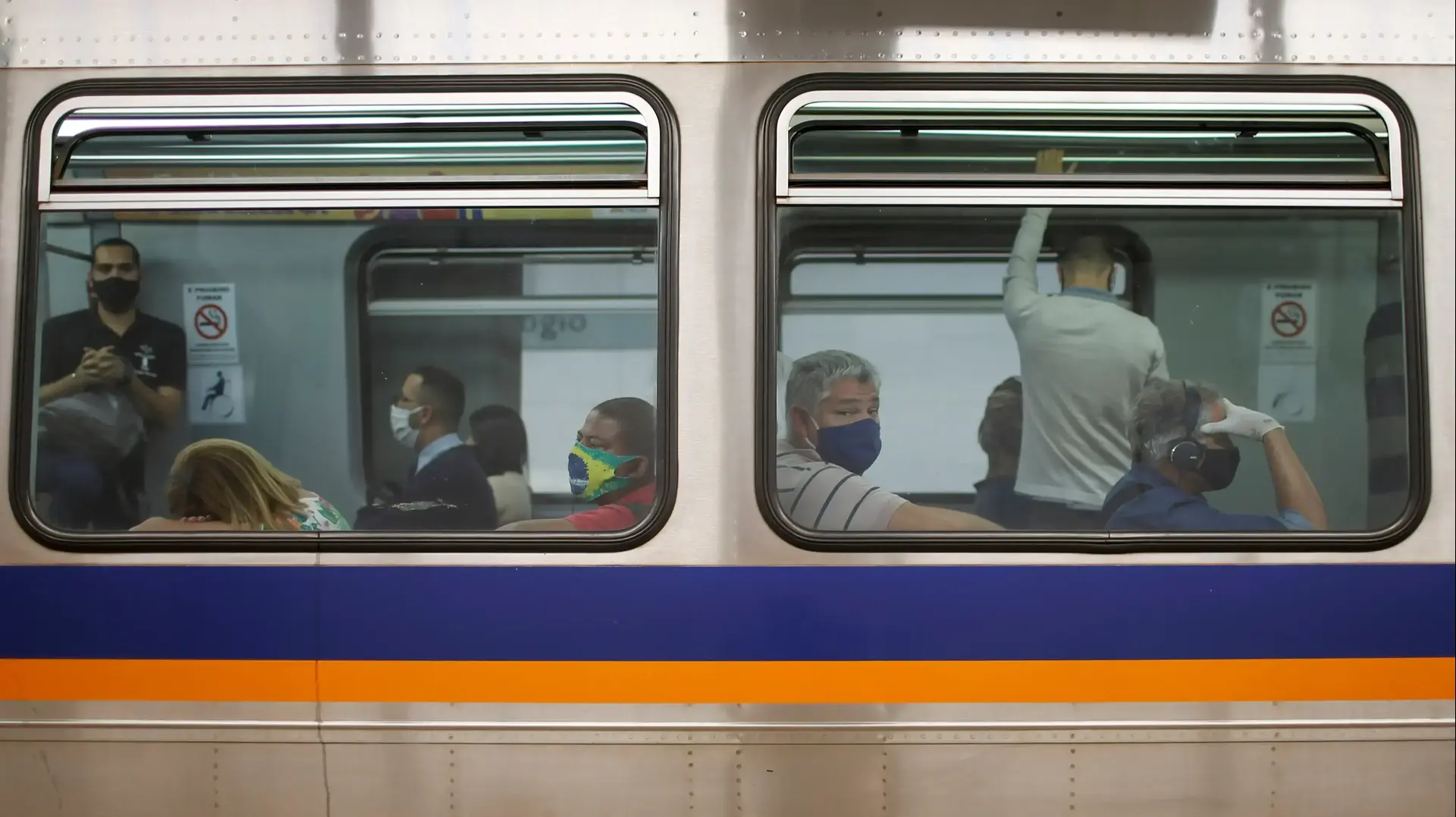 נוסעים עוטים מסיכות ברכבת התחתית של ברזיליה, הבירה הברזילאית. 11 ביולי 2020 נוסעים עוטים מסיכות ברכבת התחתית של ברזיליה, הבירה הברזילאית. 11 ביולי 2020