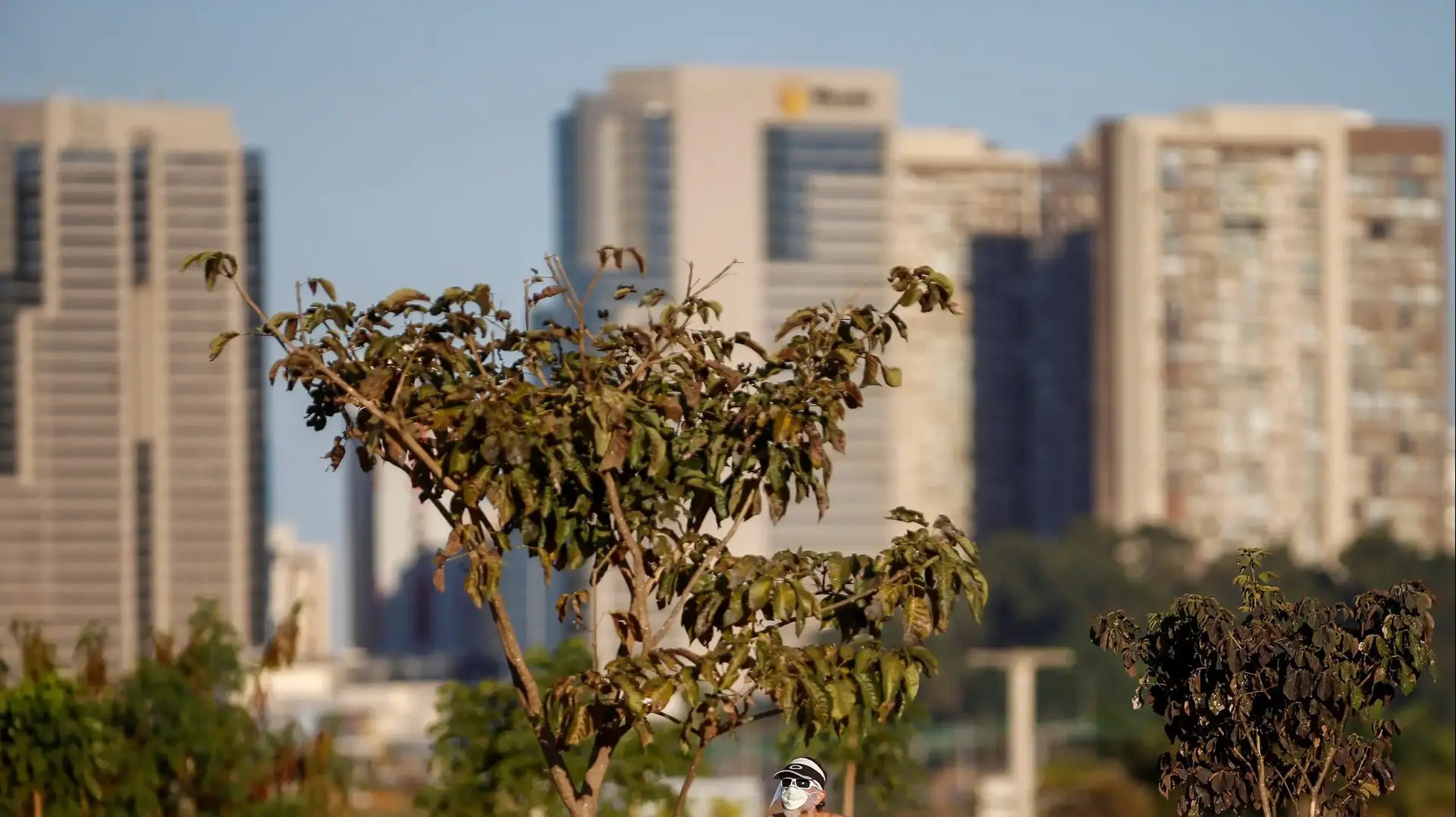 נוסעים עוטים מסיכות ברכבת התחתית של ברזיליה, הבירה הברזילאית. 11 ביולי 2020 נוסעים עוטים מסיכות ברכבת התחתית של ברזיליה, הבירה הברזילאית. 11 ביולי 2020