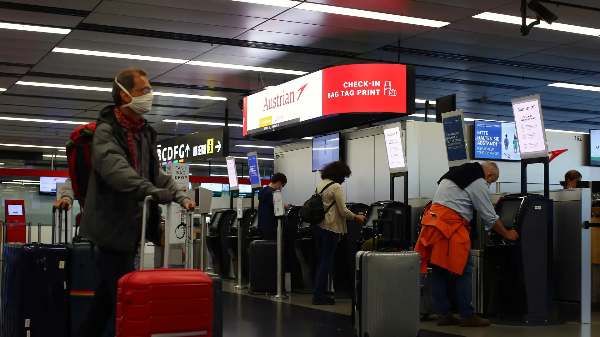 נוסעים בשדה תעופה בווינה, אוסטריה, 15 יוני 2020 נוסעים בשדה תעופה בווינה, אוסטריה, 15 יוני 2020