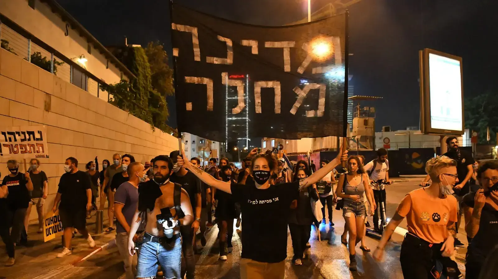 עימותים וחסימת כבישים לאחר מחאת העצמאים, רחוב הארבעה, תל אביב, 11 ביולי 2020 עימותים וחסימת כבישים לאחר מחאת העצמאים, רחוב הארבעה, תל אביב, 11 ביולי 2020