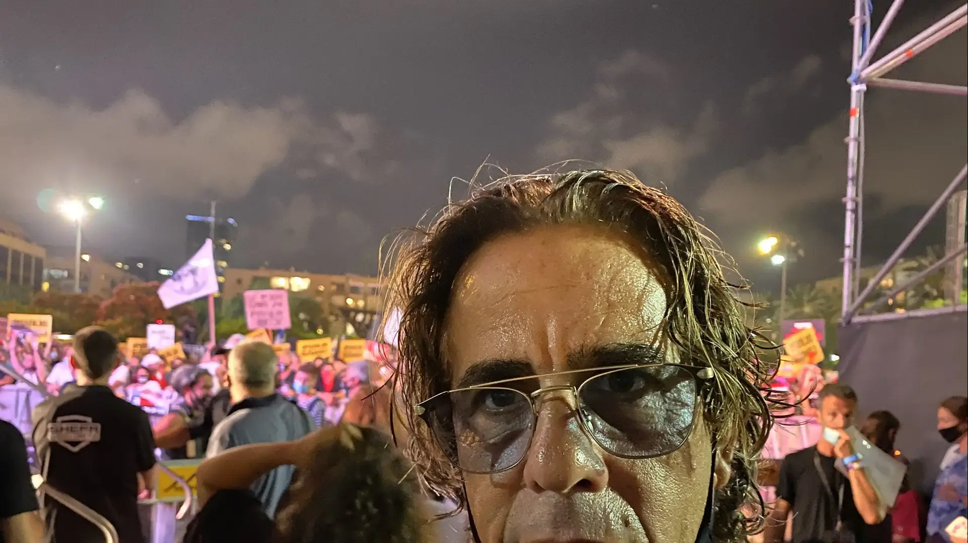 השחקן ניר (נירו) לוי בהפגנת המחאה על המשבר הפיננסי בעקבות נגיף הקורונה, בכיכר רבין בתל אביב, 11 ביולי 2020 השחקן ניר (נירו) לוי בהפגנת המחאה על המשבר הפיננסי בעקבות נגיף הקורונה, בכיכר רבין בתל אביב, 11 ביולי 2020