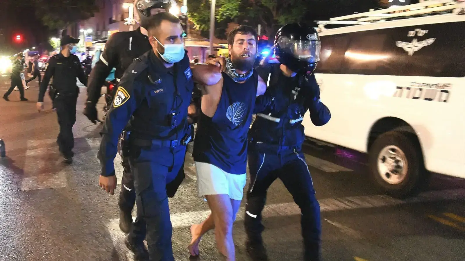 המשטרה עוצרת מפגין ברחוב אלנבי לאחר סיום המחאה בכיכר רבין - ה-12 ליולי 2020 המשטרה עוצרת מפגין ברחוב אלנבי לאחר סיום המחאה בכיכר רבין - ה-12 ליולי 2020