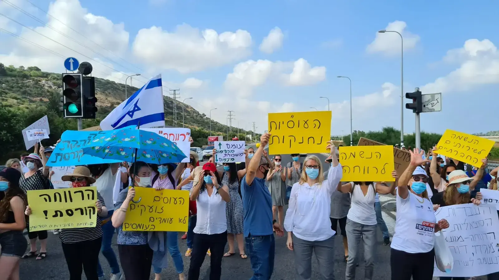 הפגנת העובדות הסוציאליות בכביש 4 סמוך לקניון מול זכרון, 12 ביולי 2020 הפגנת העובדות הסוציאליות בכביש 4 סמוך לקניון מול זכרון, 12 ביולי 2020