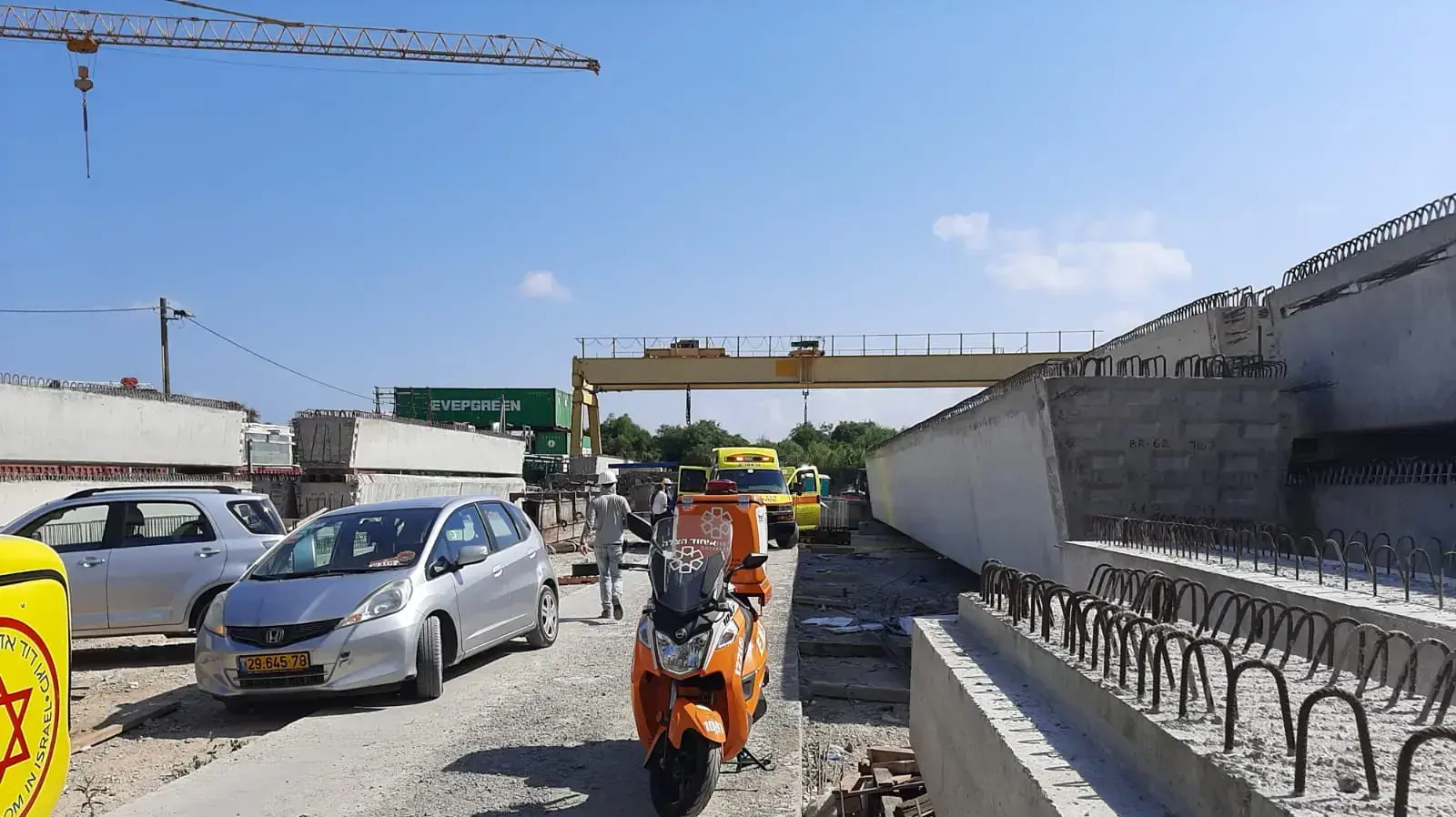 זירת התאונה בה נפצעו שני פועלים כבני 30 בעבודה עם מכונה במפעל בפארק תעשיות פלמחים. 12 ביולי 2020 זירת התאונה בה נפצעו שני פועלים כבני 30 בעבודה עם מכונה במפעל בפארק תעשיות פלמחים. 12 ביולי 2020