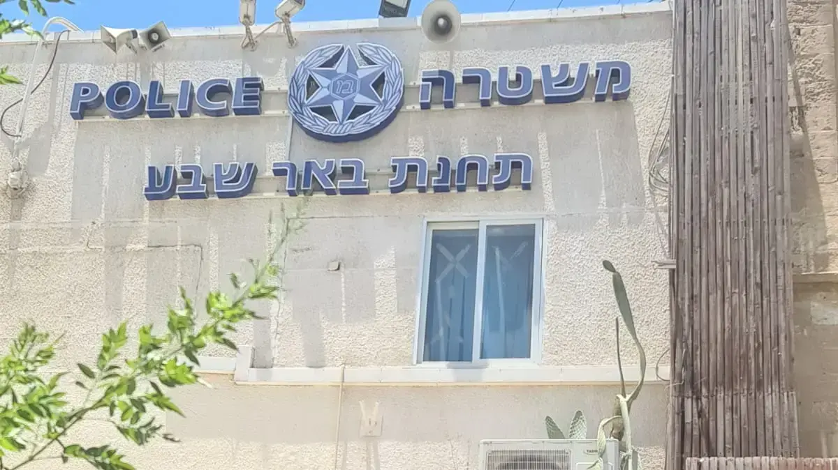 ראש מועצת אל קסום, סלאמה אל אטראש, מגיש תלונה בתחנת המשטרה, באר שבע, נגד כוכב הילדים רוי בוי בשל סרטון בו הוא משפיל ילדים בדואים. 12 ביולי 2020 ראש מועצת אל קסום, סלאמה אל אטראש, מגיש תלונה בתחנת המשטרה, באר שבע, נגד כוכב הילדים רוי בוי בשל סרטון בו הוא משפיל ילדים בדואים. 12 ביולי 2020
