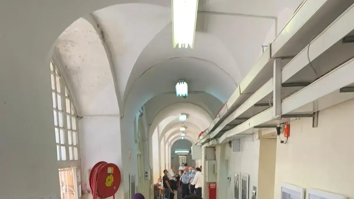 בניגוד לנהלים ולפסיקת בג"ץ, שב"ס והמשטרה ממשיכים לאזוק עצורים בבתי המשפט בניגוד לנהלים ולפסיקת בג"ץ, שב"ס והמשטרה ממשיכים לאזוק עצורים בבתי המשפט