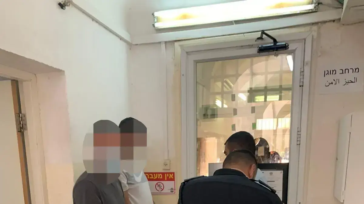 בניגוד לנהלים ולפסיקת בג"ץ, שב"ס והמשטרה ממשיכים לאזוק עצורים בבתי המשפט בניגוד לנהלים ולפסיקת בג"ץ, שב"ס והמשטרה ממשיכים לאזוק עצורים בבתי המשפט