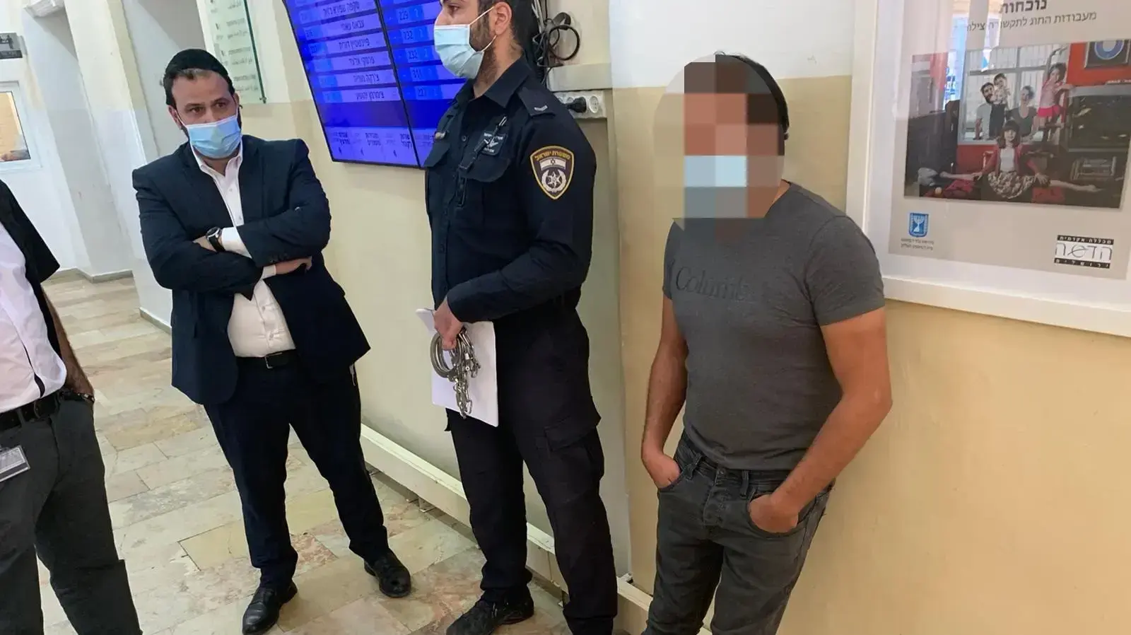 בניגוד לנהלים ולפסיקת בג"ץ, שב"ס והמשטרה ממשיכים לאזוק עצורים בבתי המשפט בניגוד לנהלים ולפסיקת בג"ץ, שב"ס והמשטרה ממשיכים לאזוק עצורים בבתי המשפט