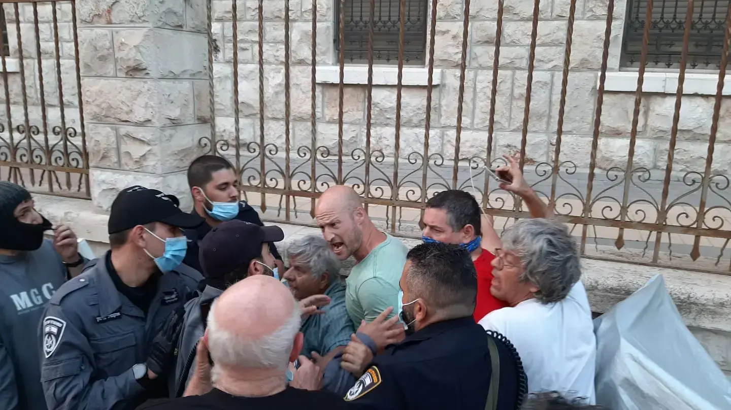 שוטרים ופקחים מפנים מאהל מחאה סמוך למעון ראש הממשלה בירושלים. 13 ביולי 2020 שוטרים ופקחים מפנים מאהל מחאה סמוך למעון ראש הממשלה בירושלים. 13 ביולי 2020