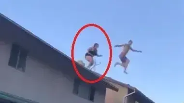 אשה קופצת מגג לבריכה