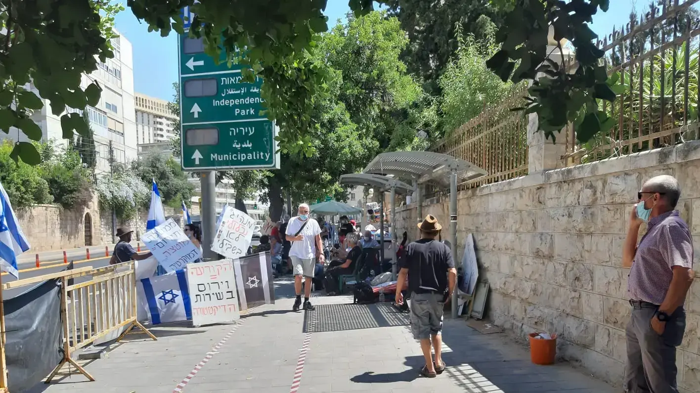 לאחר פינוי המאהל המוחים חזרו להפגין ליד מעון ראש הממשלה בבלפור, 13 ביולי 2020 לאחר פינוי המאהל המוחים חזרו להפגין ליד מעון ראש הממשלה בבלפור, 13 ביולי 2020