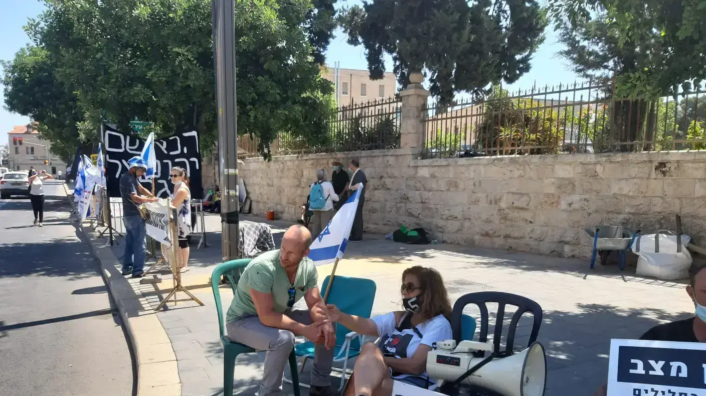 לאחר פינוי המאהל המוחים חזרו להפגין ליד מעון ראש הממשלה בבלפור, 13 ביולי 2020 לאחר פינוי המאהל המוחים חזרו להפגין ליד מעון ראש הממשלה בבלפור, 13 ביולי 2020