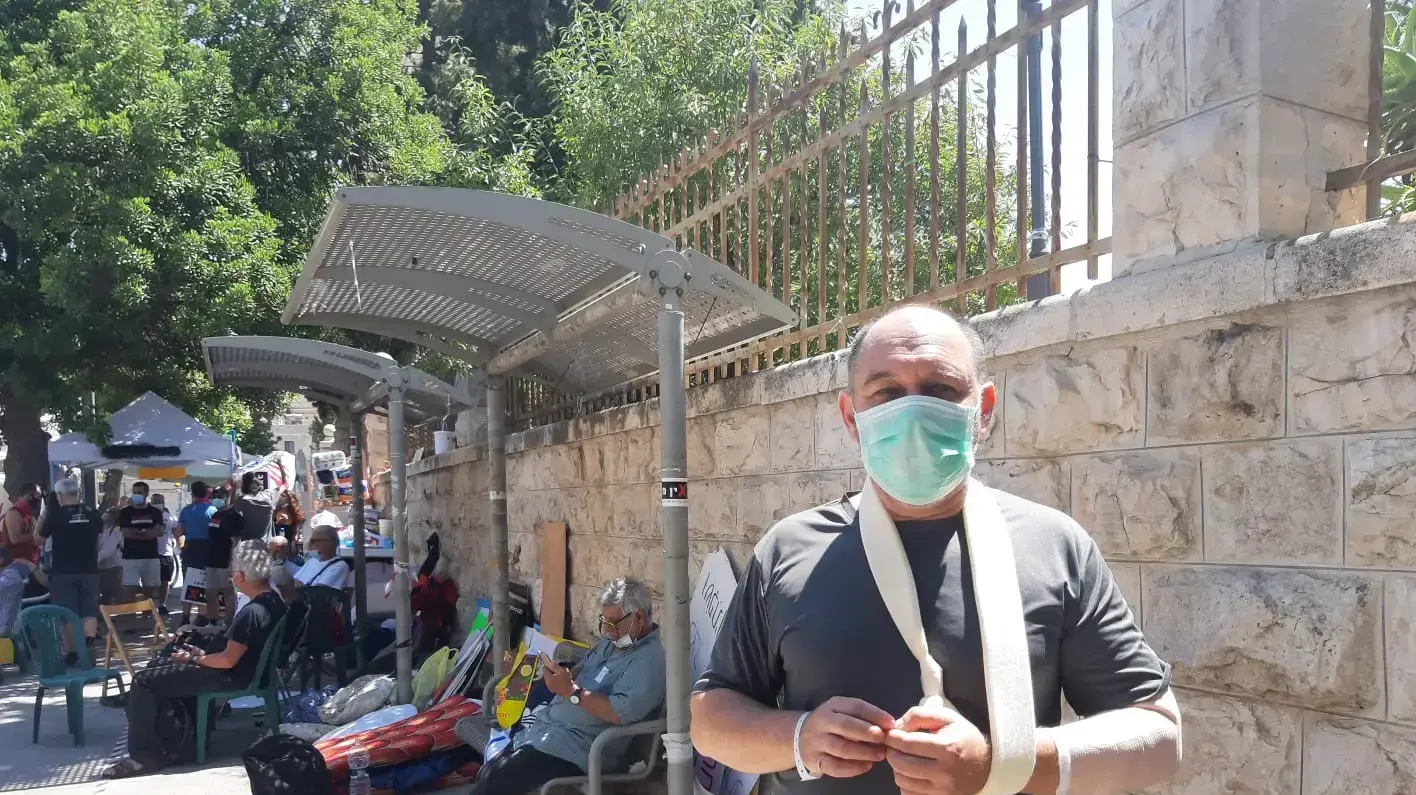 לאחר פינוי המאהל המוחים חזרו להפגין ליד מעון ראש הממשלה בבלפור, 13 ביולי 2020 לאחר פינוי המאהל המוחים חזרו להפגין ליד מעון ראש הממשלה בבלפור, 13 ביולי 2020