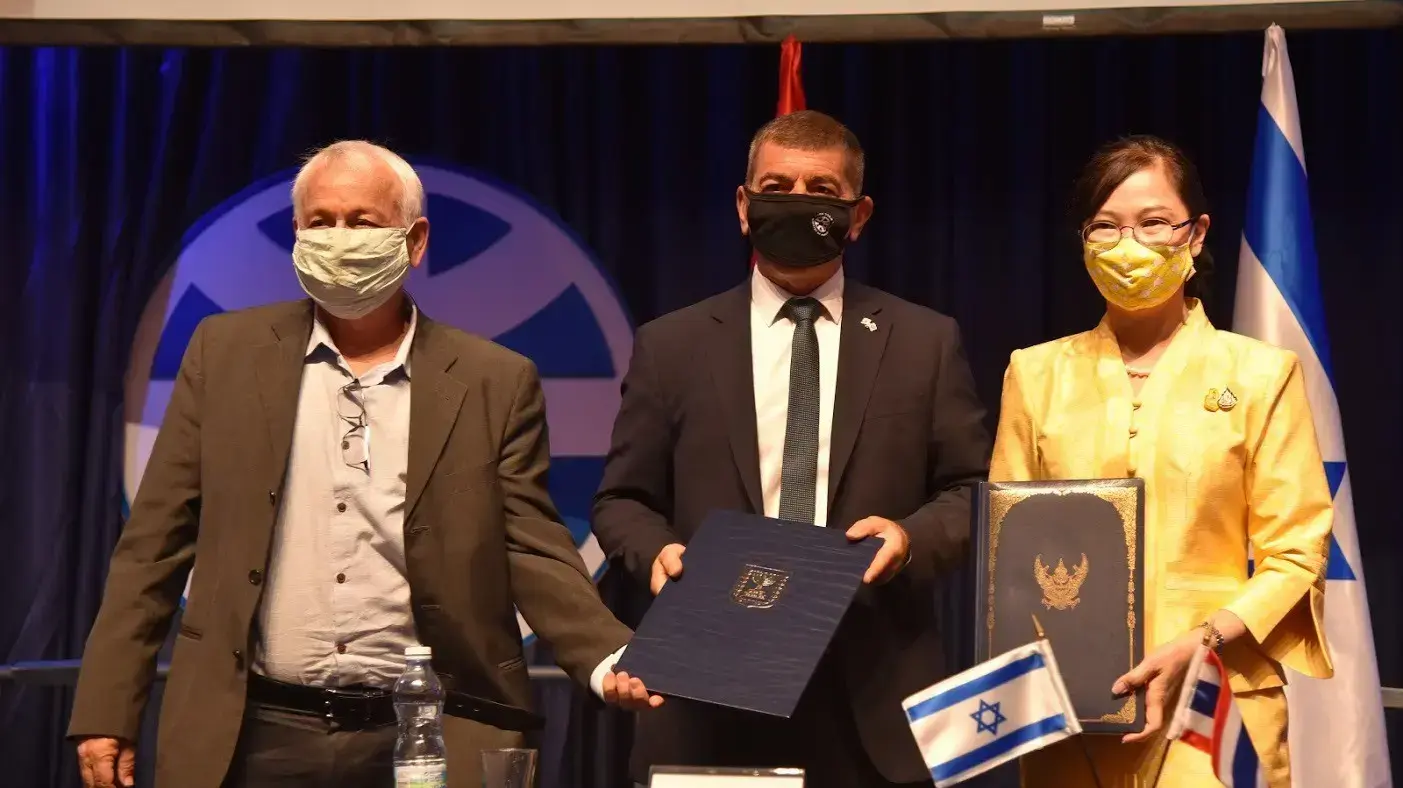 שר החוץ גבי אשכנזי חתם על הסכם מול ממשלת תאילנד שנועד להסדיר הבאת 25,000 עובדי חקלאות מתאילנד לישראל. ההסכם נחתם מול שגרירת תאילנד בישראל, ובנוכחות שר החקלאות אלון שוסטר, 13 ביולי 2020
שר החוץ גבי אשכנזי חתם על הסכם מול ממשלת תאילנד שנועד להסדיר הבאת 25,000 עובדי חקלאות מתאילנד לישראל. ההסכם נחתם מול שגרירת תאילנד בישראל, ובנוכחות שר החקלאות אלון שוסטר, 13 ביולי 2020