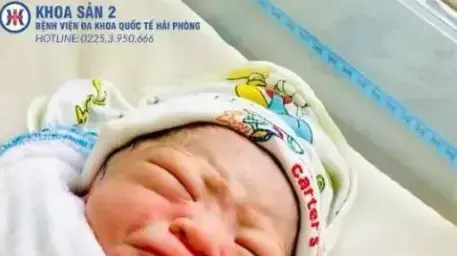 תינוק אוחז בידו את ההתקן התוך רחמי הכושל של אמו תינוק אוחז בידו את ההתקן התוך רחמי הכושל של אמו