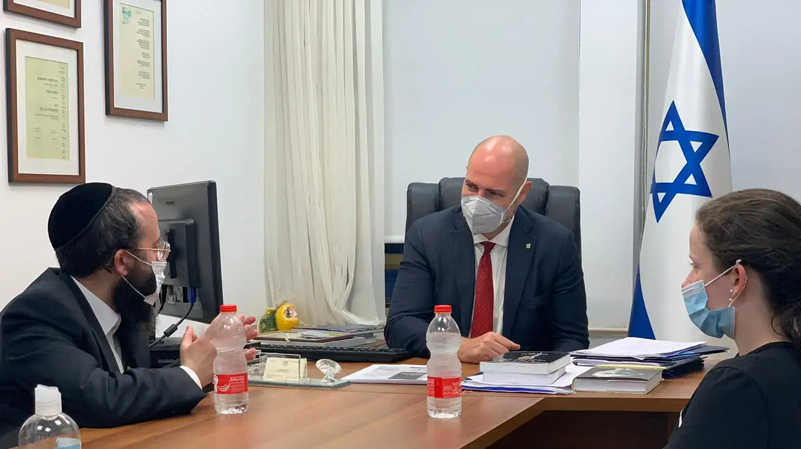 השר לביטחון פנים אמיר אוחנה בפגישה עם בתיה גטר, הנערה שעוכבה ע"י שוטרים כי לא עטתה מסיכה, ואביה. 13 ביולי 2020. השר לביטחון פנים אמיר אוחנה בפגישה עם בתיה גטר, הנערה שעוכבה ע"י שוטרים כי לא עטתה מסיכה, ואביה. 13 ביולי 2020.