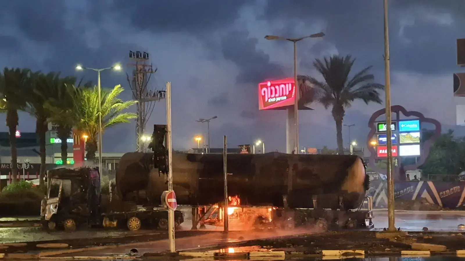 משאית עלתה באש במפרץ חיפה, ושד' ההסתדרות בעיר נחסמו לתנועה. 14 ביולי 2020 משאית עלתה באש במפרץ חיפה, ושד' ההסתדרות בעיר נחסמו לתנועה. 14 ביולי 2020