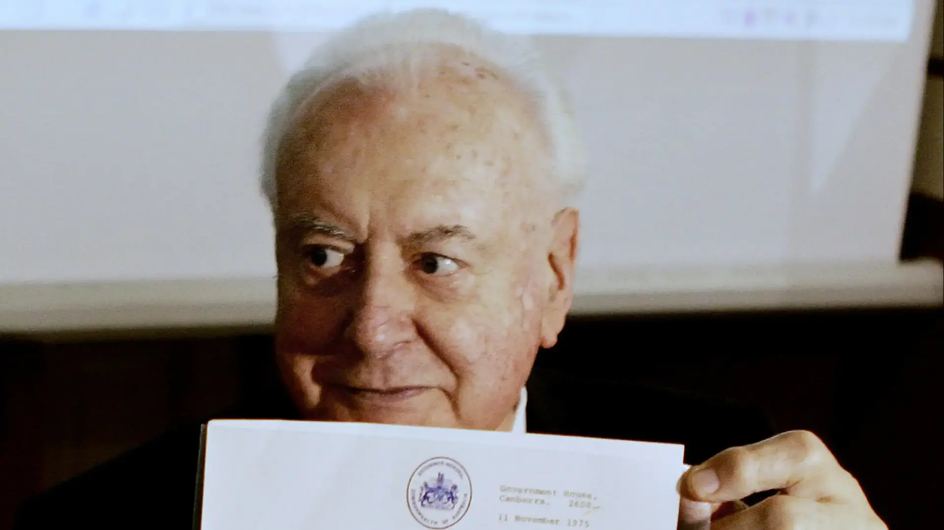 ראש ממשלת אוסטרליה לשעבר גוף ויטלם אוחז במכתב הפיטורים שקיבל ב-1975, 7 בנובמבר 2005


