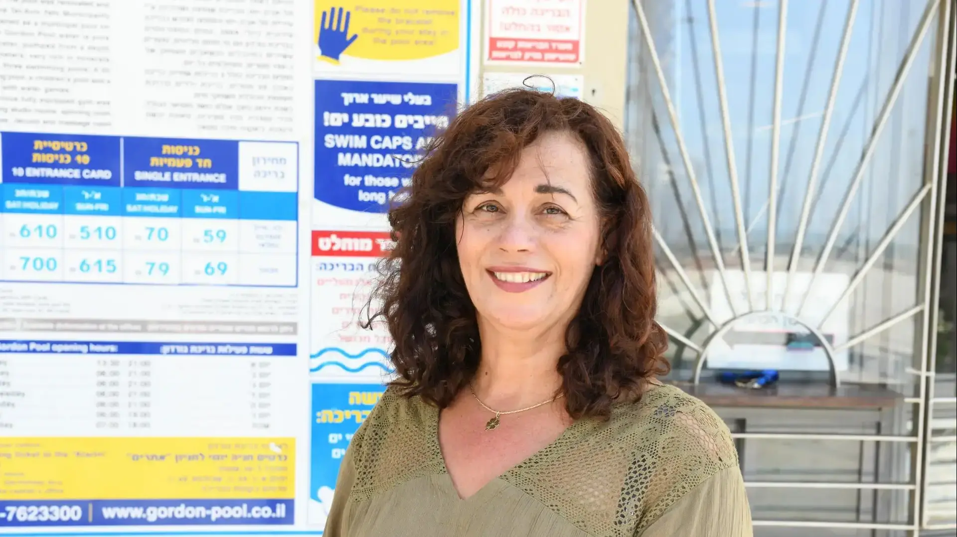 סימה גבאי, קופאית בבריכת גורדון, תל אביב, 14 ביולי 2020 סימה גבאי, קופאית בבריכת גורדון, תל אביב, 14 ביולי 2020
