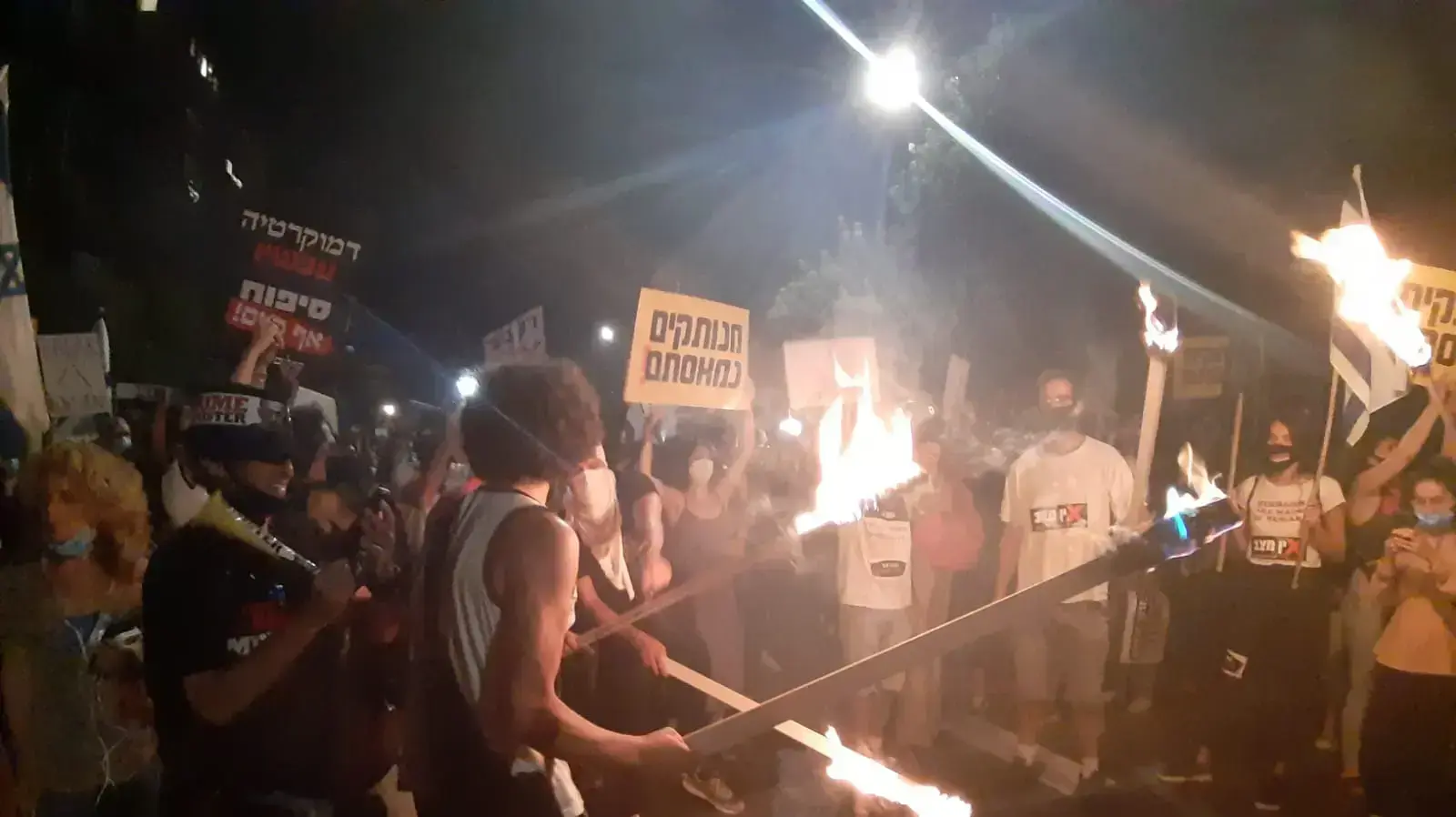 מפגינים נושאי לפידים מול מעון ראש הממשלה בבלפור, ירושלים, 14 ביולי 2020 מפגינים נושאי לפידים מול מעון ראש הממשלה בבלפור, ירושלים, 14 ביולי 2020