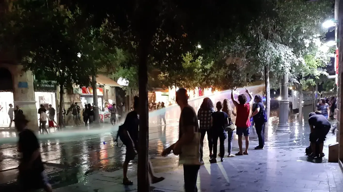 שוטרים מתיזים מים לעבר מפגינים נגד ראש הממשלה נתניהו שחסמו את ציר הרכבת הקלה במרכז העיר בירושלים. 14 ביולי 2020 שוטרים מתיזים מים לעבר מפגינים נגד ראש הממשלה נתניהו שחסמו את ציר הרכבת הקלה במרכז העיר בירושלים. 14 ביולי 2020